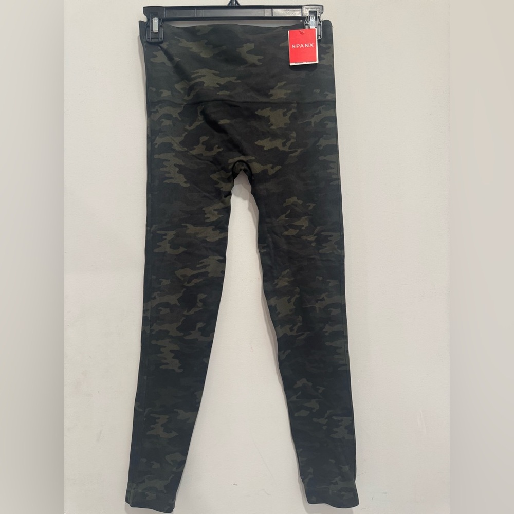 NWT SPANX Medium Camouflage Leggings - Black and shades of Green